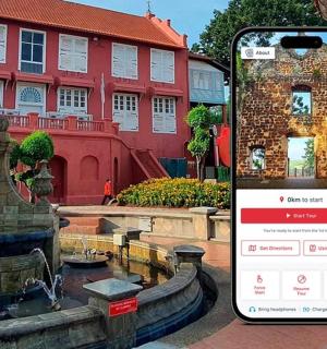 一部手机正在拍摄建筑物前的喷泉