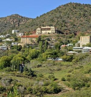 山上的小镇，有一座山