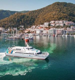 水中的小船，背景是一座城市