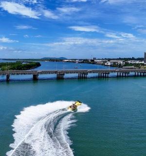 一个人在桥附近的水中滑水