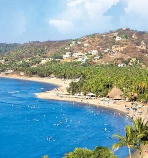 pantai dengan sekumpulan orang di dalam air