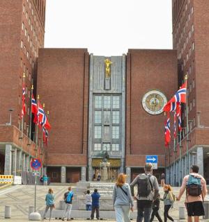 一群人走在一座砖砌建筑前