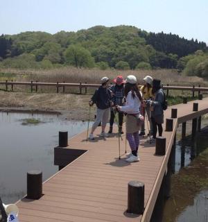 skupina lidí na mostě přes vodní plochu