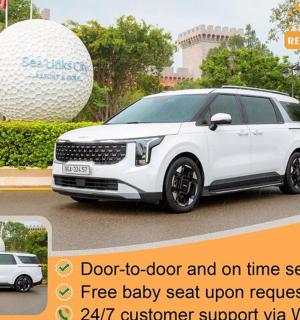 一辆白色汽车停在高尔夫球旁边