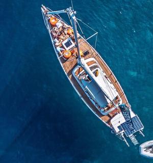 水中载有乘客的船