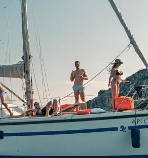 eine Gruppe von Menschen auf einem Segelboot im Wasser