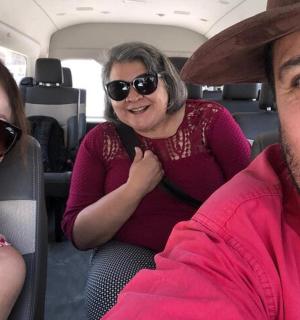 坐在公交车上的一男一女