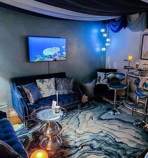 obývací pokoj s pohovkou, stolem a židlemi