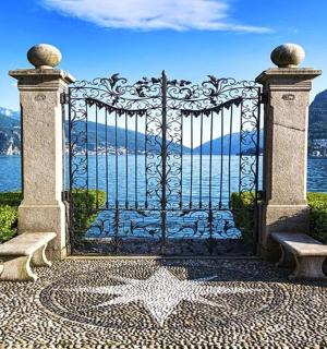 hlið með tveimur bekkjum og stjörnu á jörðinni