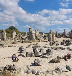 两个孩子在沙滩上玩沙子