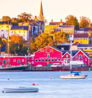een stad met kleurrijke gebouwen en boten in het water