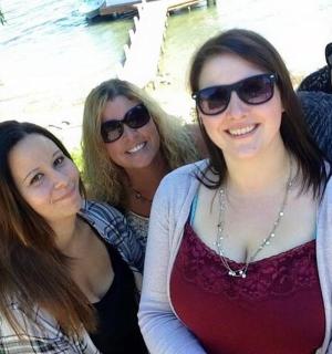 Skupina dívek pózuje pro fotku