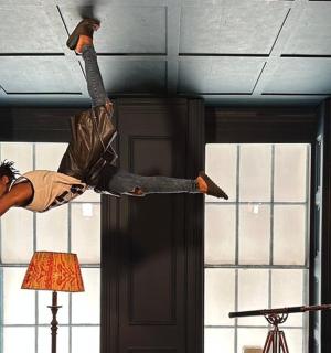 žena padá z police s knihami