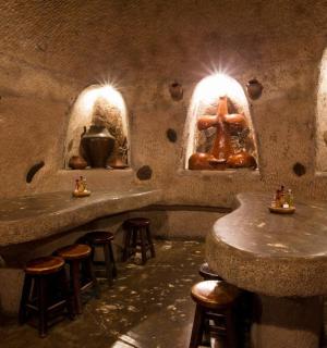 un bar amb dos lavabos i tamborets en una habitació