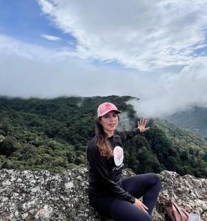 坐在山边的女人