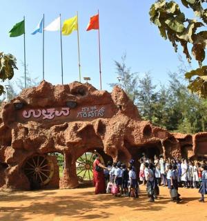 一群孩子站在游乐设施前