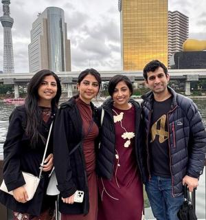 一群人在水边摆姿势拍照