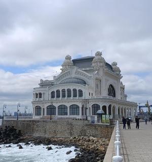 水边的一座白色大楼