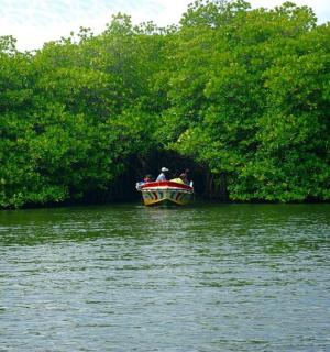 skupina lidí na lodi ve vodě