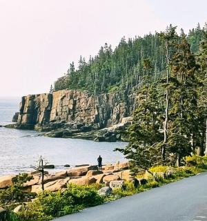 站在海边路边的人