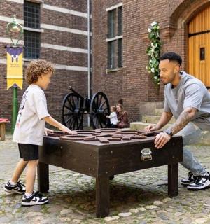 一名男子和一名儿童在玩桌子