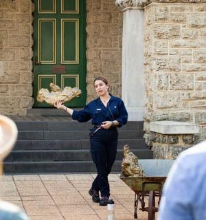 žena stojí před budovou