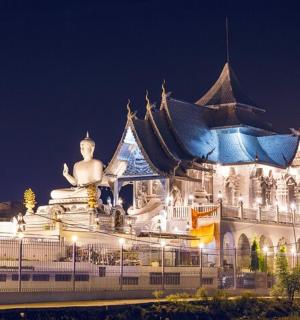 夜晚,一座建筑物前有一座雕像