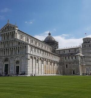 sebuah bangunan besar dengan padang rumput di hadapannya