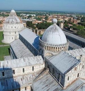 pemandangan udara bangunan dengan dua kubah