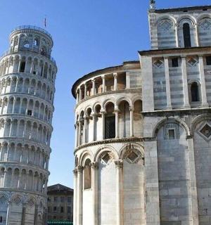 šikmá věž vedle kostela a budovy