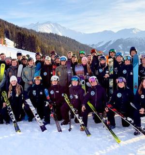 skupina lidí pózujících pro fotografii ve sněhu