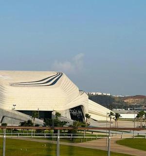 一座有摩天大楼的城市中的一座白色大楼