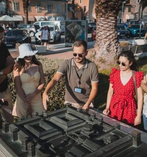 skupina ljudi, ki stoji okoli spomenika