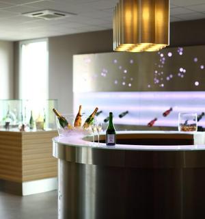 房间里的酒吧，配有一瓶葡萄酒