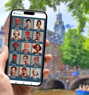 一个人举着印有脸的手机