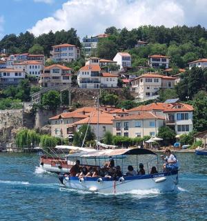 一群人在水中的船上