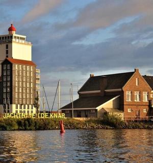 水上的一座建筑和一座带有塔的建筑