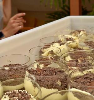 桌上摆放着一盘装满甜点的玻璃杯