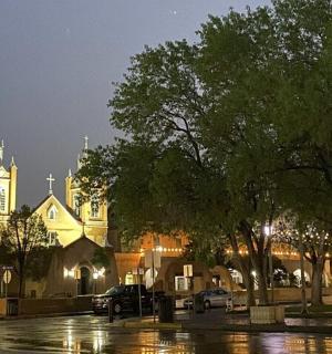 夜晚城市中一座带有钟楼的建筑