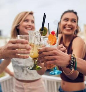 一群人举着酒杯