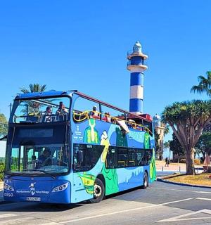 停在灯塔前的一辆双层巴士