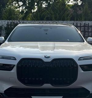 一辆白色汽车停在停车场