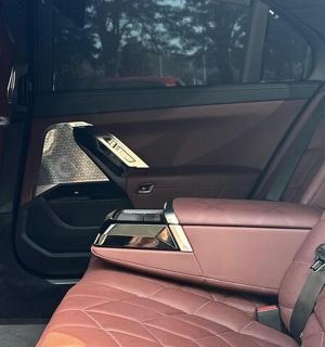 车门打开的汽车后座