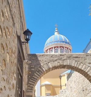 桥顶上的圆顶建筑