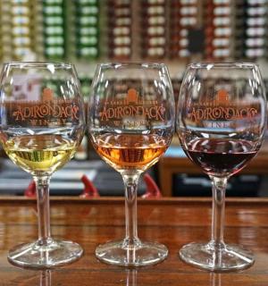 桌子上放着三个酒杯