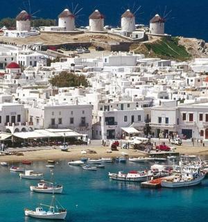 一座有白色建筑和水中船只的小镇