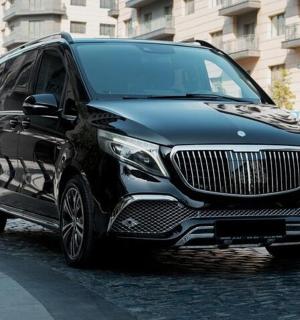 一辆黑色豪华轿车停在城市街道上