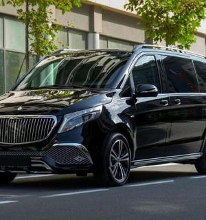 一辆黑色汽车停在城市街道上