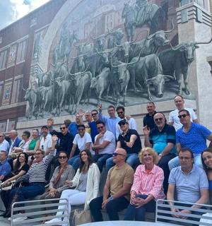 skupina lidí sedících před budovou