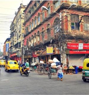一条繁忙的城市街道，有汽车、自行车和摩托车